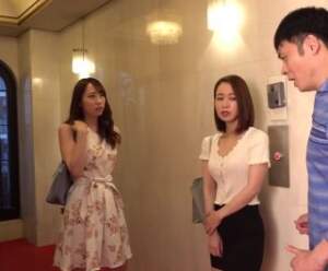 Hai cô con gái địt nhau với ông bố mới Hai cô con gái địt nhau với ông bố mới