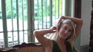 Video trang phục Cosmid Paige Johnson