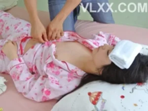 Anh ruột chăm sóc nhân tình đang bệnh