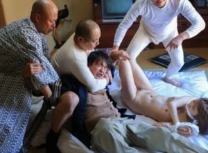 Chồng nhìn vợ bị những tên tù vượt ngục cưỡng hiếp