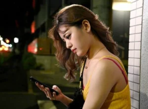 Cô gái bỏ nhà đi đến sống cùng anh trai quen qua mạng Cô gái bỏ nhà đi đến sống cùng anh trai quen qua mạng