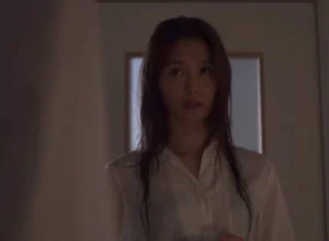 Cơn bão lớn, cô giáo bị kẹt lại lớp với cậu học trò