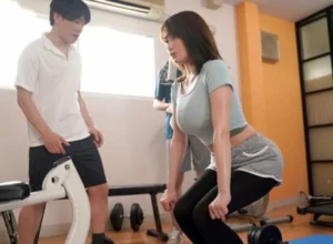 Đi tập gym giảm cân mà cặp vú quá to làm anh PT gạ địt