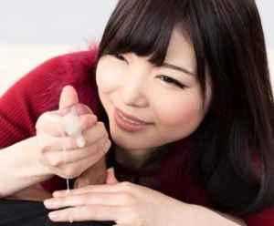Em gái massage cu bằng tay đỏ chót Em gái massage cu bằng tay đỏ chót
