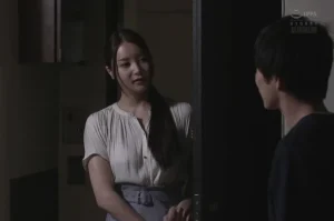 Gõ cửa phàn nàn vì tiếng rên như phim jav , nhưng đó lại là của cô hàng xóm