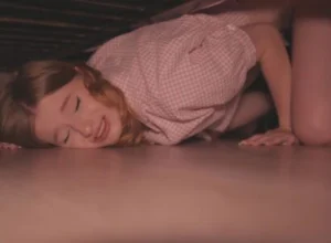 Lợi dụng địt chị kế khó tính đang kẹt dưới gầm giường