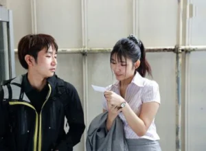 Mối tình tay ba và chuyện vụng trộm ngày gặp lại Mối tình tay ba và chuyện vụng trộm ngày gặp lại