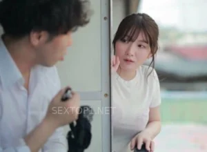 Thiếu thốn, chị hàng xóm cố tình ném quần lót sang nhà cậu hàng xóm với ý đồ…