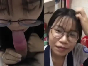 Mày mút mạnh đi tao sắp ra rồi, em xinh liếm cặc cho thằng bạn thân