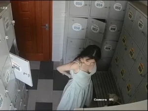 Camera quay lén phòng thay đồ bể bơi