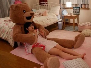 Chú gấu nhồi bông và em nữ sinh ngây thơ